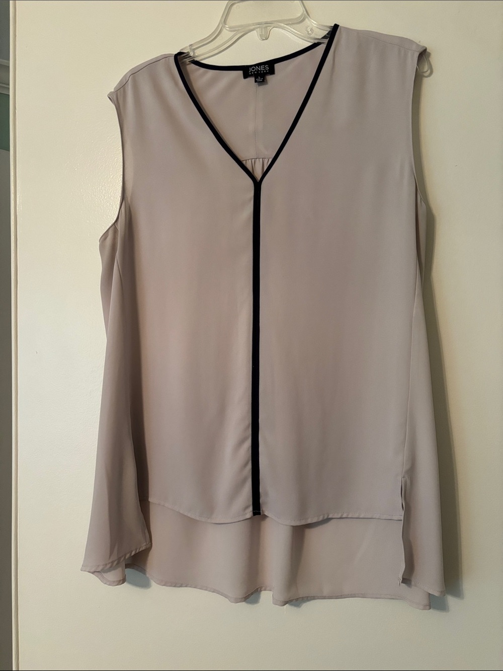 Jones New York Taupe Sleeveless V-Neck Tunic with Black Piping